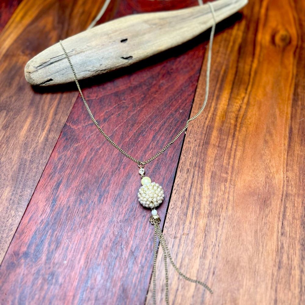 Single chain faux pearl and gold necklace